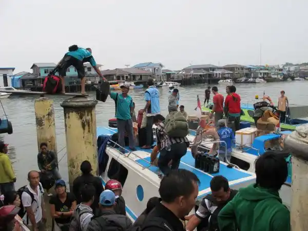 Unloading baggage at Tarakan.
