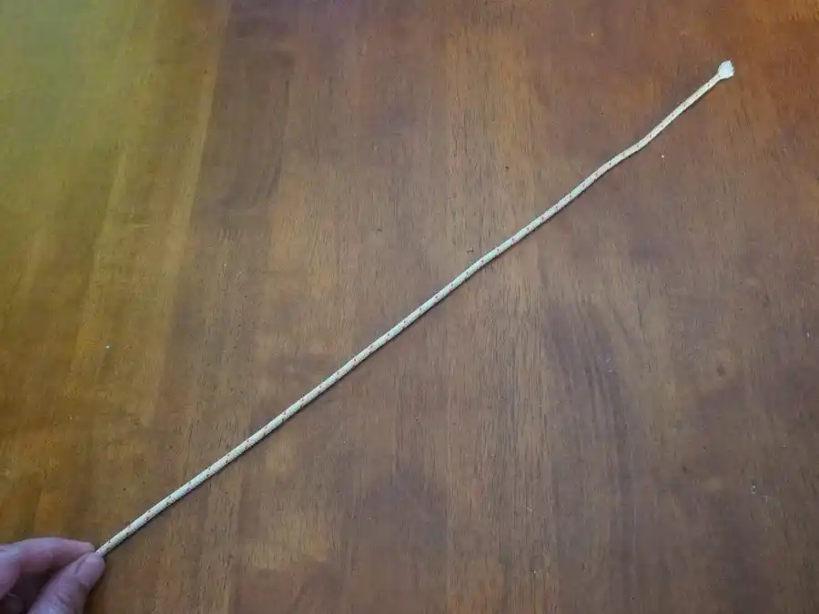 Figure of Eight knot, step 1: forming the first loop.