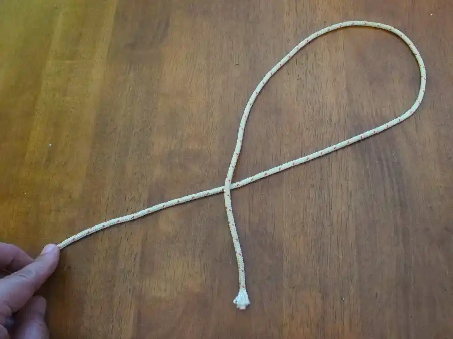 Figure of Eight knot, step 2: crossing the working end over.