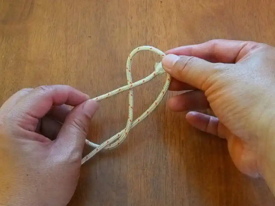 Figure of Eight knot, step 4: bringing the working end through the first loop.