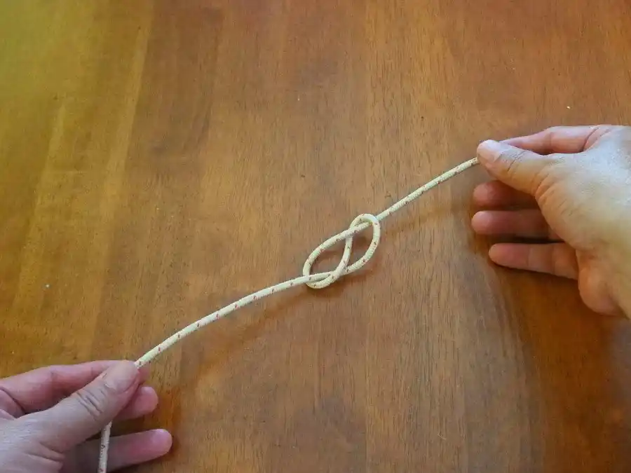 Figure of Eight knot, step 5: pulling the shape into place.
