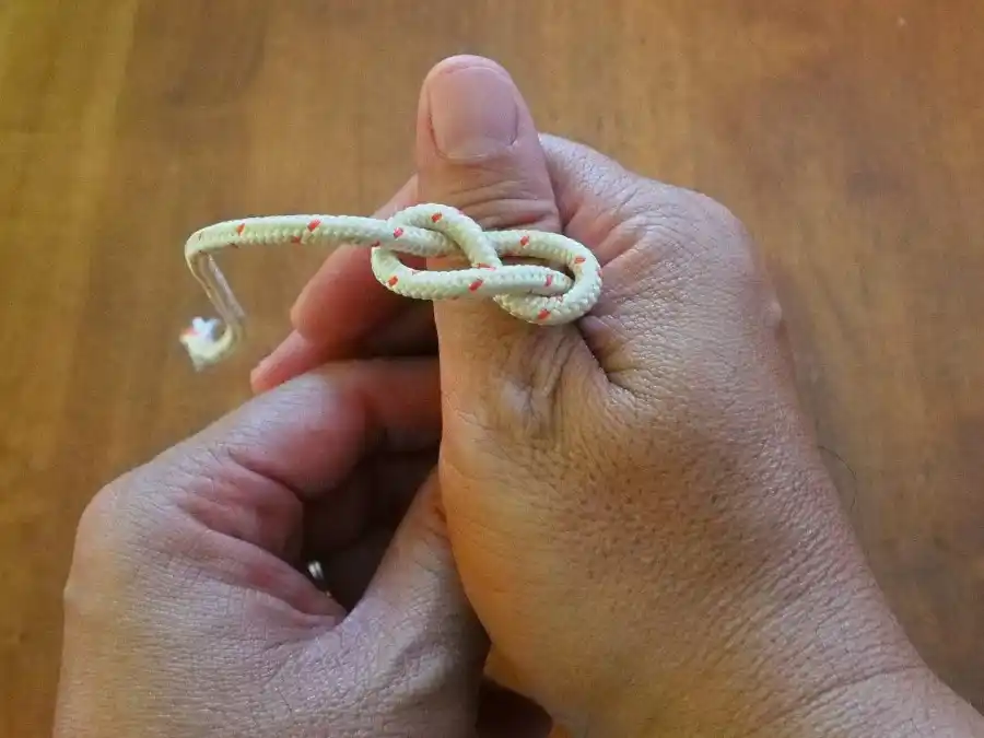 Figure of Eight knot, step 6: tightening the knot.
