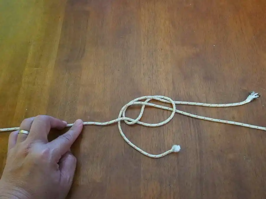 Figure of Eight bend, step 2: tracing the second line through the first.