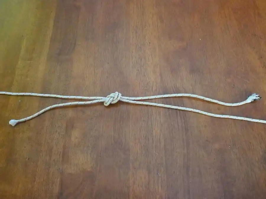 Figure of Eight bend, step 4: the finished bend joining both lines.