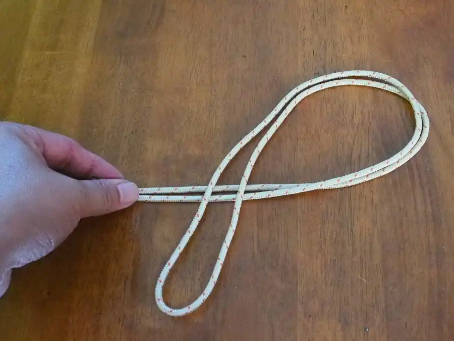 Figure of Eight loop, step 2: forming the figure-eight shape with the doubled line.