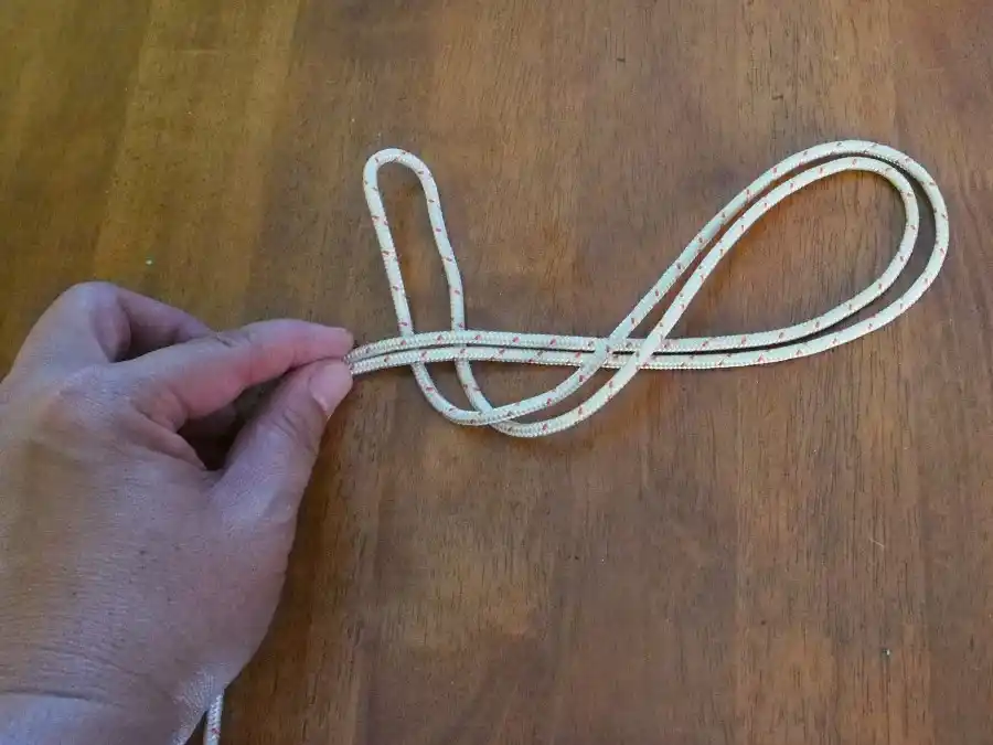 Figure of Eight loop, step 3: threading the doubled end through.