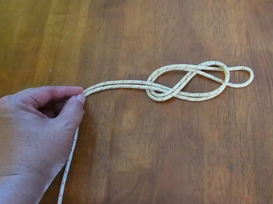 Figure of Eight loop, step 4: pulling the loop into shape.