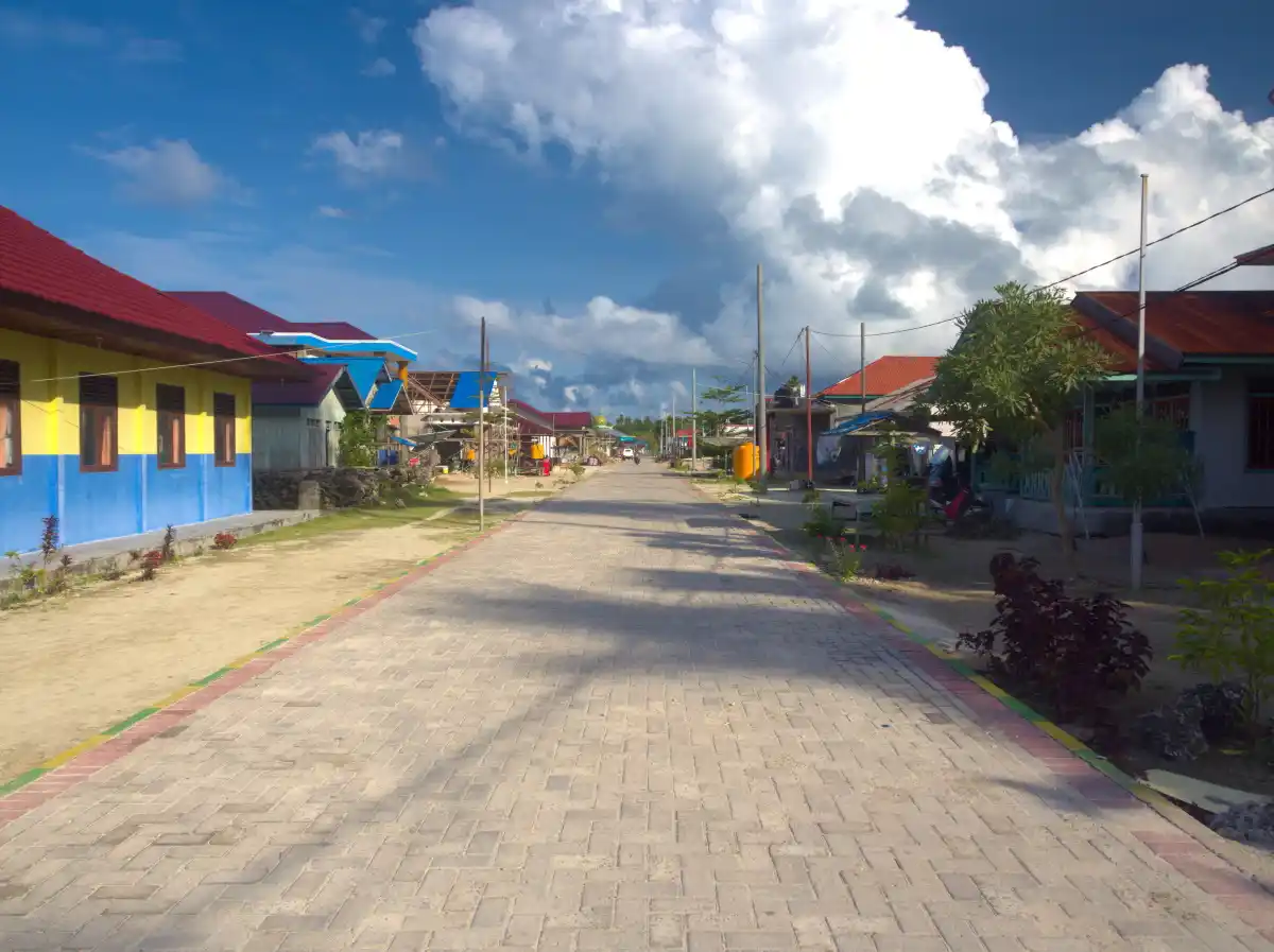 Main street of Teluk Harapan village, also known as Bohe Bukut in the local dialect.