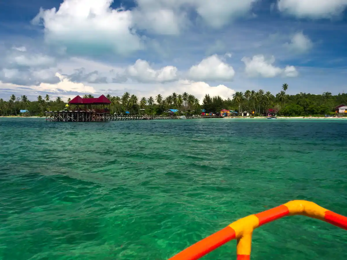 Teluk Harapan jetty, Maratua Island.