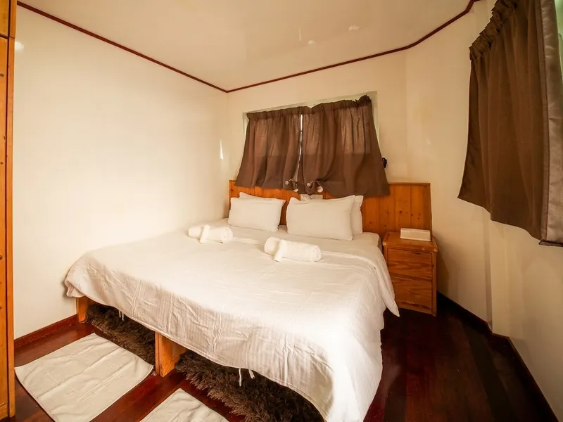 Double Cabin with a double bed and modern amenities.