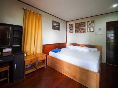 Bright and airy standard room featuring a comfortable double bed and traditional decor.