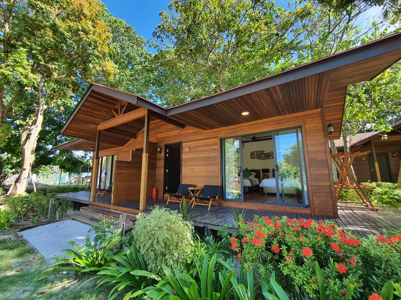 Ground-level beach chalets offer easy access to the dive centre and house reef.