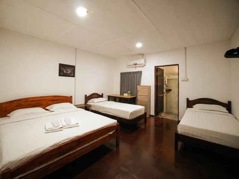Configuration suitable for up to four guests, ideal for families or small groups.