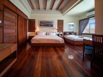 Luxurious master suite with refined Sabahan timber finishes.