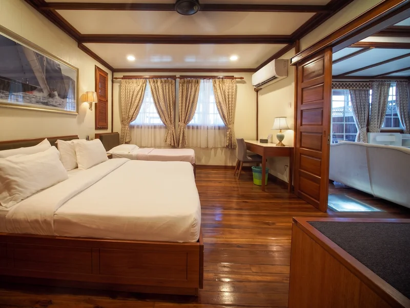 Comfortable second bedroom, ideal for families or groups.