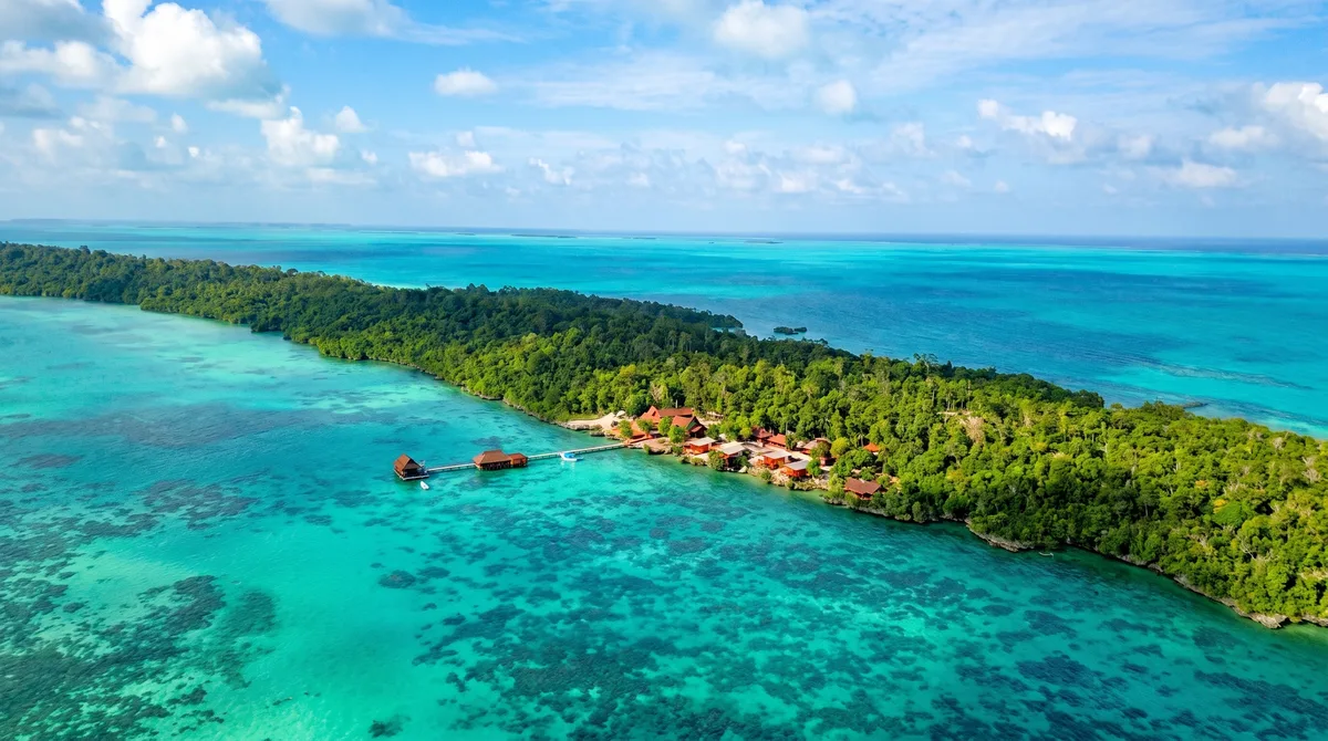 Maratua Seaview Resort is located on the southern part of Maratua Island.