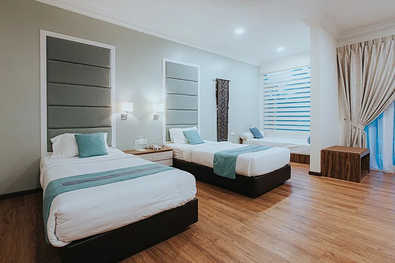 Traditional elements and warm wooden finishes in the Premium room design.