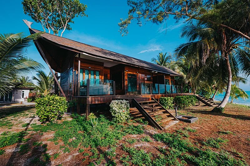 Exterior view of the semi-detached beach bungalows on the sand.