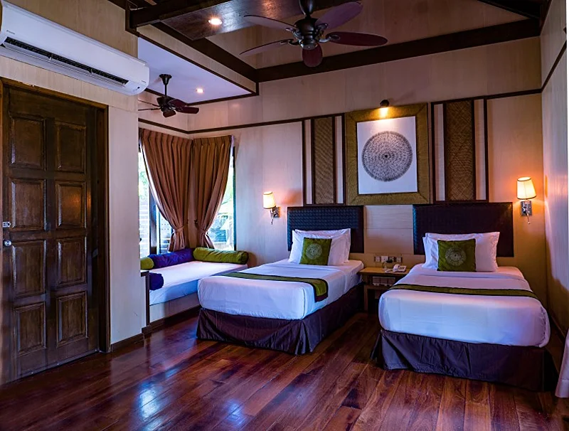 Semi-detached room with a flexible twin bed configuration.