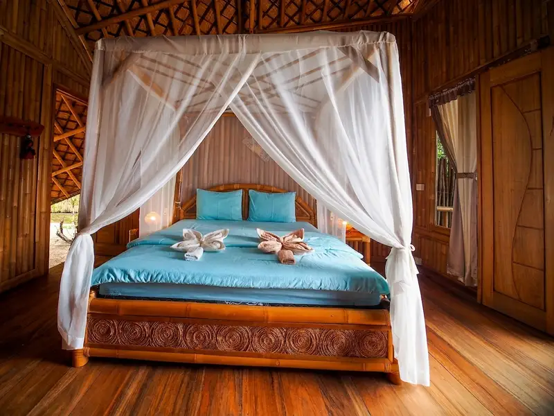 Airy and spacious living area featuring 24-hour electricity for charging camera and dive gear.