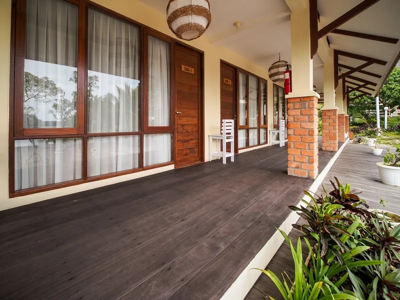 Beachfront location of the Sidau Cottage, offering immediate access to the lagoon.