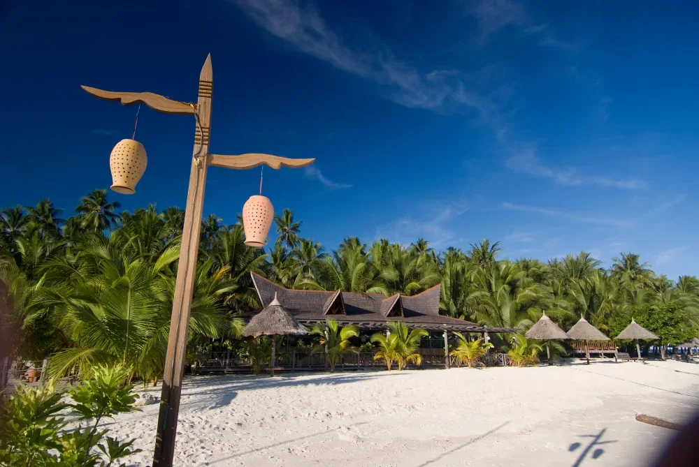 White sandy beach around the well equipped dive centre.