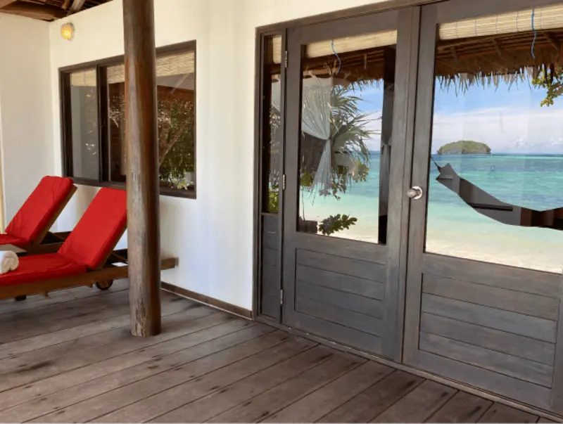 Beachfront location of the Kaimana Cottage.