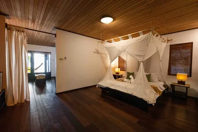 King-size bed in the Kaimana Cottage with views of the lagoon.